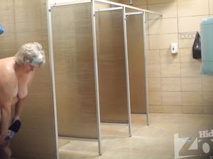 За старой женщиной подглядывают в бане