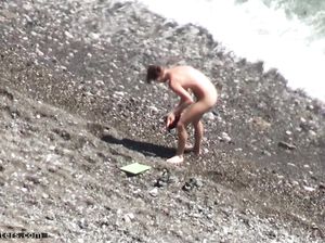 Голая нудистка собирает вещи, которые разбросал ветер