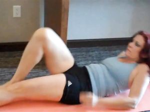 Молодой сосед вдул зрелой гибкой женщине на полу