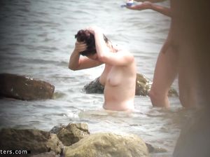 За купанием нудистской пары наблюдают через камеру