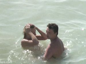 Парочка незаметно занимается сексом в воде