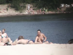 Дрочер снимает тайком голых нудистов