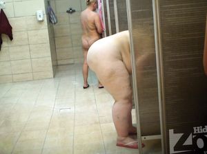 Скрытая камера сняла жирную бабу в бане