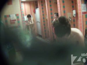 Наблюдение за девушка в душе через дырку в стенке