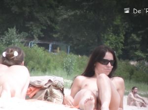 Парни подглядывают за голыми девками на пляже