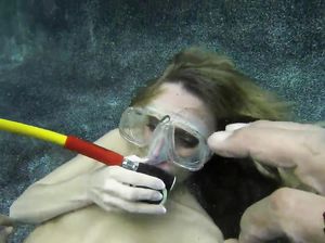 Каролина ласкает свою пизду под водой