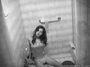 Скрытая камера поймала роскошную брюнетку за онанизмом