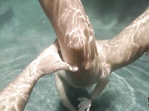 Девчонка облизывает резиновую игрушку под водой