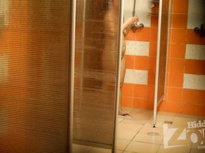 Девушки не замечают скрытой камеры в душевой