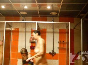 За русскими бабами в бане подсматривают через скрытую камеру