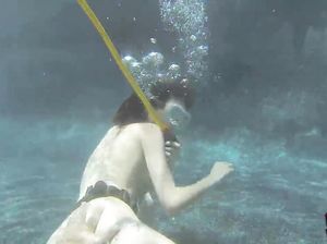 Худая дайверша долго плавает на дне бассейна