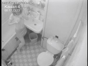 Скрытая камера засняла, как молодая девка мастурбирует в туалете