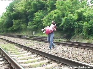 Два молодых самца чпокает девчонку в саду