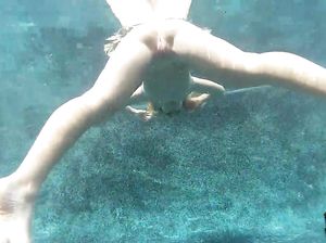 Парень лапает стройную цыпочку под водой