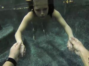 Стройную телку лапают под водой