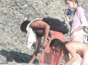 Молодежь на нудистском пляже не заметила камеру