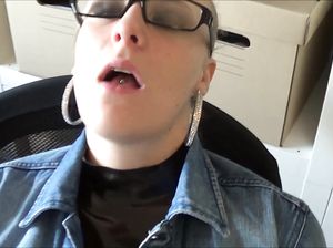 Сука в латексе и противогазе отменно ебется