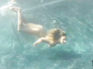 Крошка снимает с себя купальник под водой