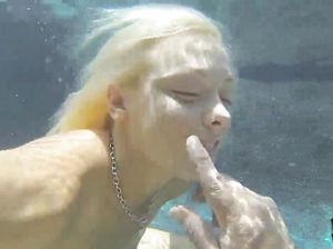 Экстремальная девка дрочит под водой