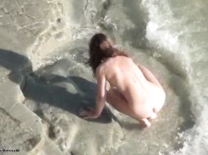 Сняли на любительскую камеру голую девушку на пляже