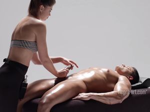 Девушка делает клиенту массаж члена