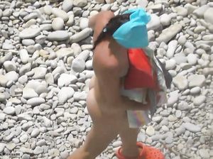 Засняли скрытой камерой обнаженную нудистку