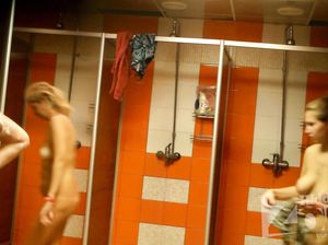 Подглядывание за женщинами в общественном душе