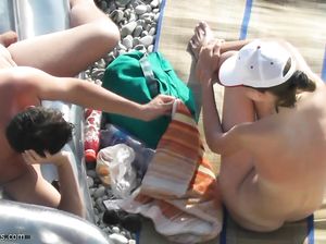 Паренек подсматривает за голой нудисткой на пляже