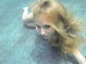 Сладенькая крошка учится долгое время находится под водой