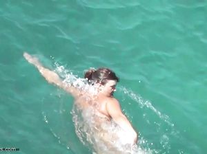 Зрелую загорелую нудистку без одежды тайком снимают на камеру