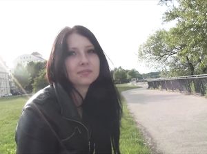 Брюнетка не пожалела, что согласилась на секс за деньги