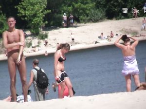 Стройную нудистку снимают скрытой камерой