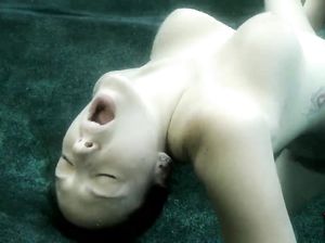 Экстремальный секс: парень натягивает девку под водой