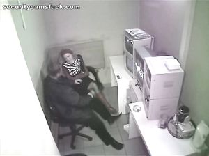 Мужик шпилит коллегу на рабочем месте, не заметив камеру под потолком