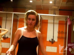 Уставшие пловчихи пришли в душ после занятий в бассейне