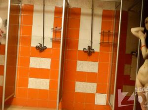 Парень подглядывает за девкой в общественной бане