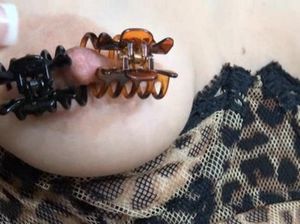 Кудрявая женушка с большими сосками делает себе больно