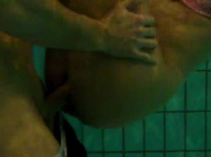 Озабоченная парочка в бассейне занимается оральным и классическим сексом