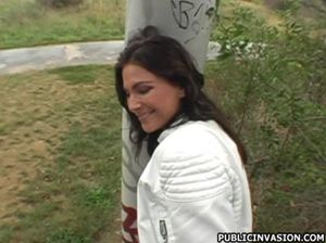 Холостой парень на улице разводит безотказную шалаву на оральный секс