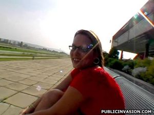 Очкастая чешская телка согласилась на секс за деньги в парке