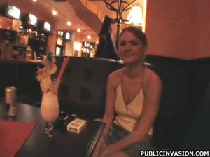 Дешевая чешская девушка в туалете сосет член парня за деньги