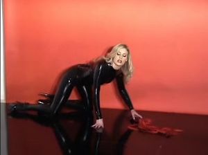 Эротические съемки стройной светловолосой девушки в латексе