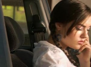 Опытная минетчица глубоко сосет члены у толпы женатых парней