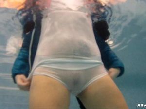 Неадекватные одетые лесбиянки в бассейне устроили секс игры