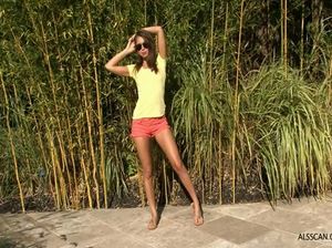 Мачо на улице трахает модельку с классным телом и длинными ногами