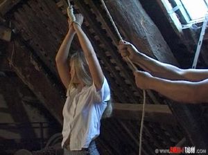 Мучитель связал девушку на чердаке и поиздевался над ней