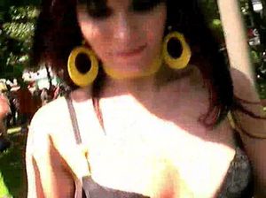 Кобель кончил в пизду молодой немки во время секса на улице