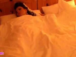 Отпадная брюнетка с большими буферами ублажает саму себя в ручном режиме