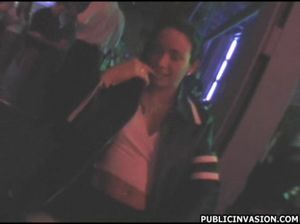 Дешевая сучка за деньги сосет член в туалете ночного клуба