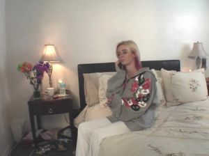 Татуированный молодой брат уговорил сестру на секс в гостиной